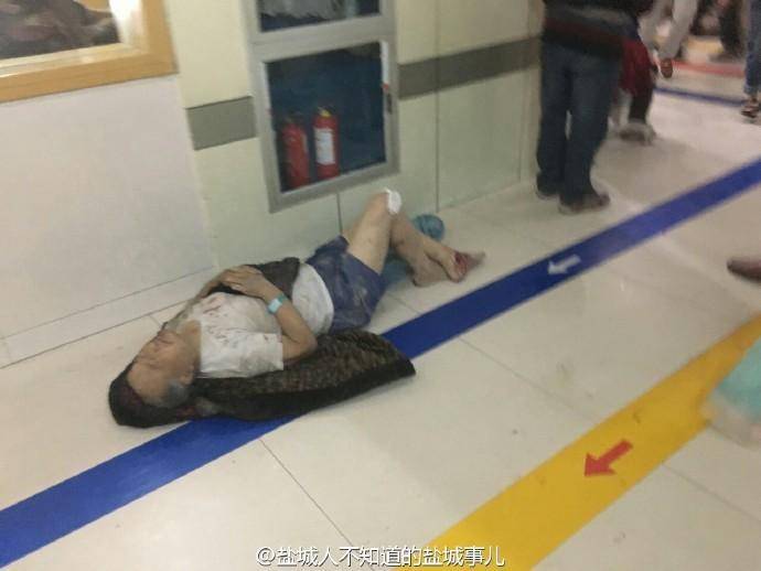 江苏龙卷风中受伤者挤满医院，医生正在展开救援。