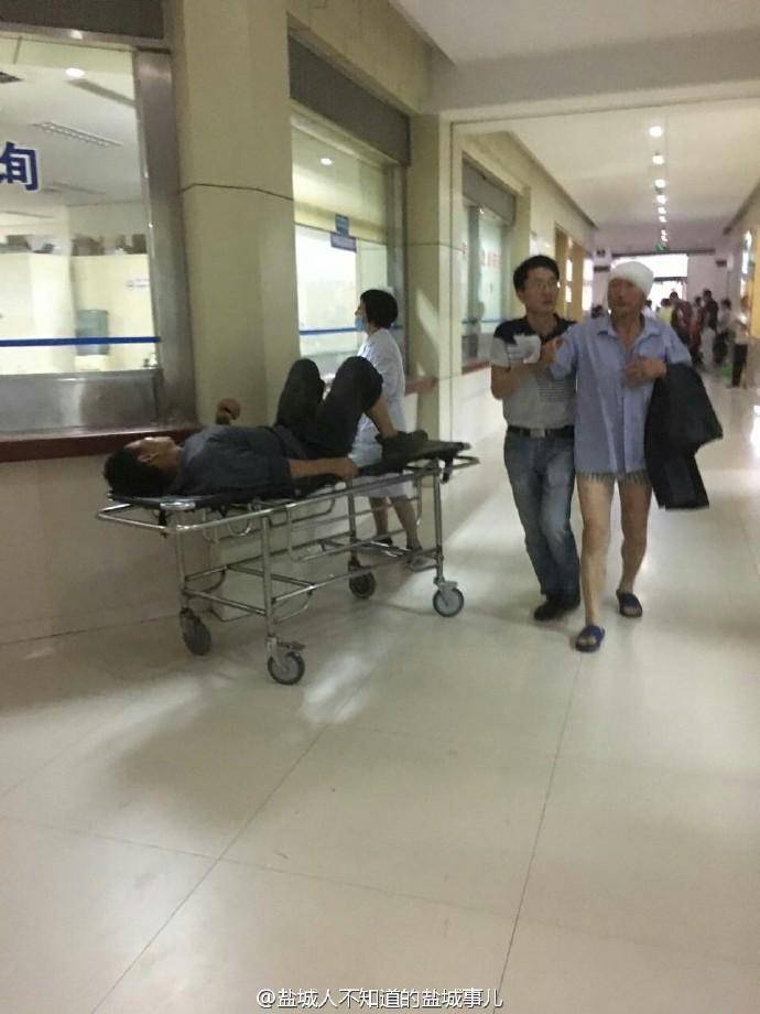 江苏龙卷风中受伤者挤满医院，医生正在展开救援。