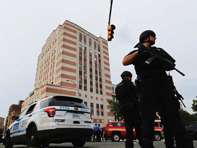 警察在医院外警戒.(新华/法新)